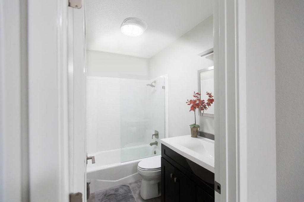 White bathroom | Chattanooga Home Inspector | home improvement projects Chattanooga